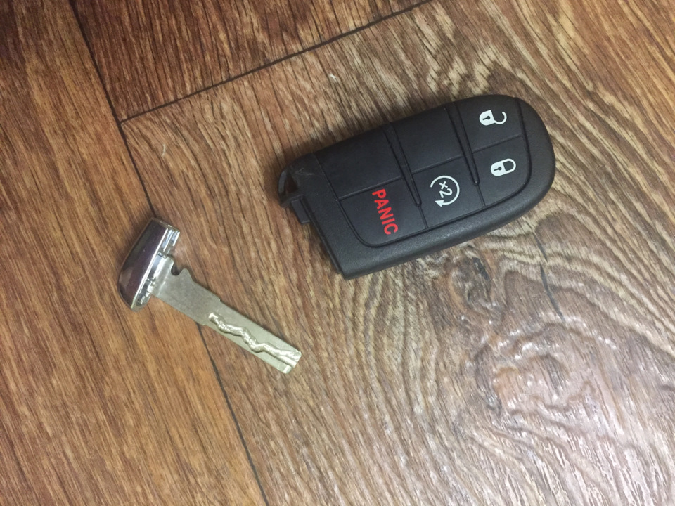 Секретки Mopar та заміна батарейки в ключі 3