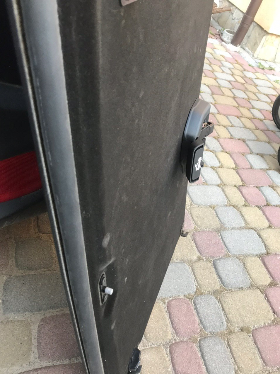 Є відчуття, що люк не повністю закритий 4
