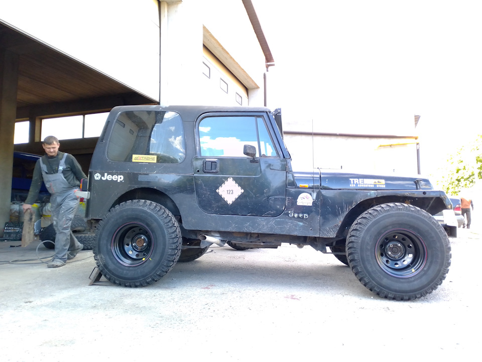 Jeep на дисках R15 et -50 та гума 33/12,5 4