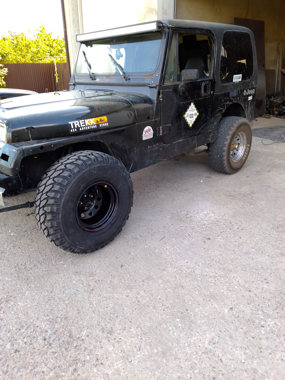 Jeep на дисках R15 et -50 та гума 33/12,5 3