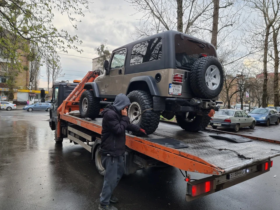 Диски та колодки по периметру.