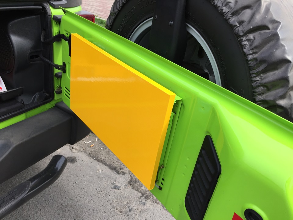 Розкладний столик у багажник Jeep Wrangler 3