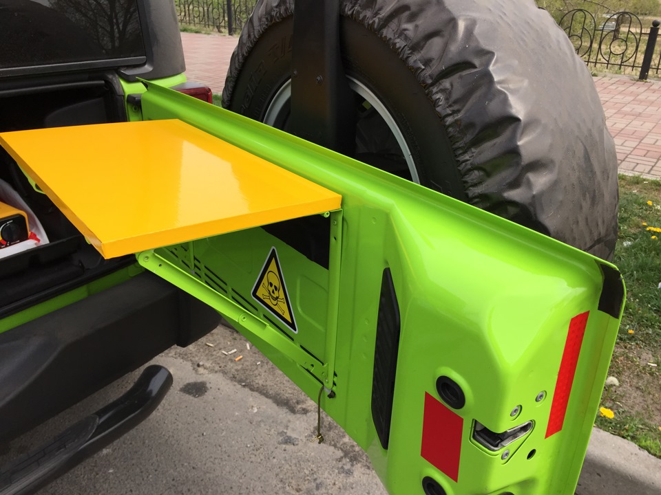Розкладний столик у багажник Jeep Wrangler 2