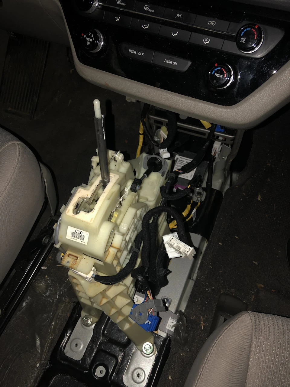 Знімаємо модуль Airbag Control Unit (SRSCU)