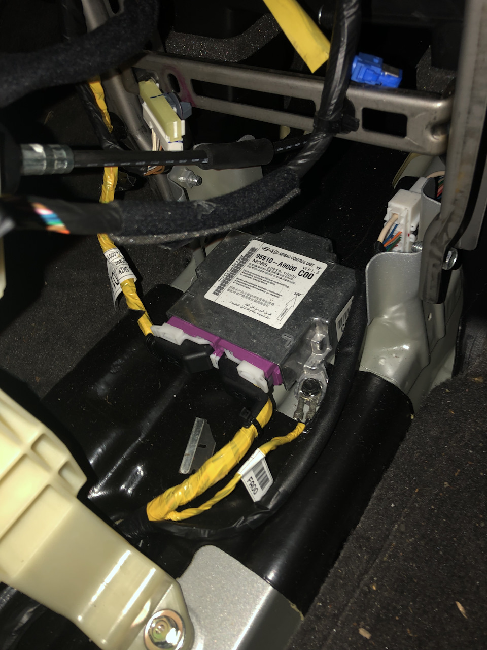 Знімаємо модуль Airbag Control Unit (SRSCU) 2