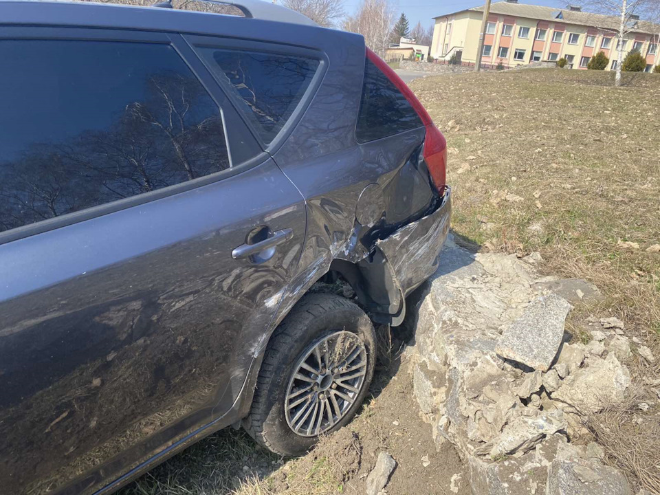 КІА Сіїд наш потрапив у ДТП 3