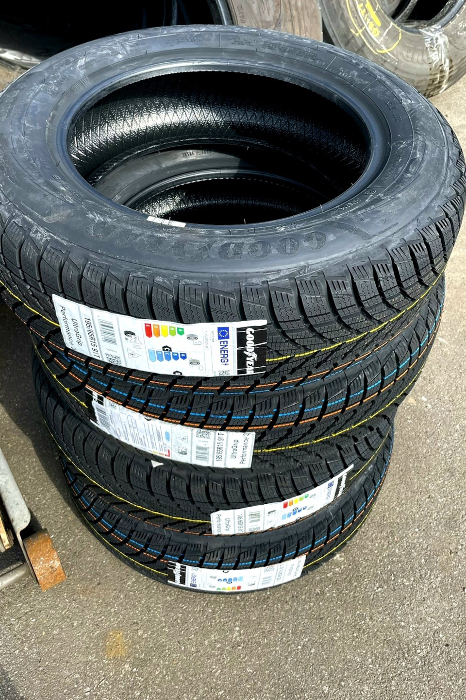 18.KIA Ceed SW JD (NEW 2016): Goodyear Ultra Ggrip Performance 3. 2