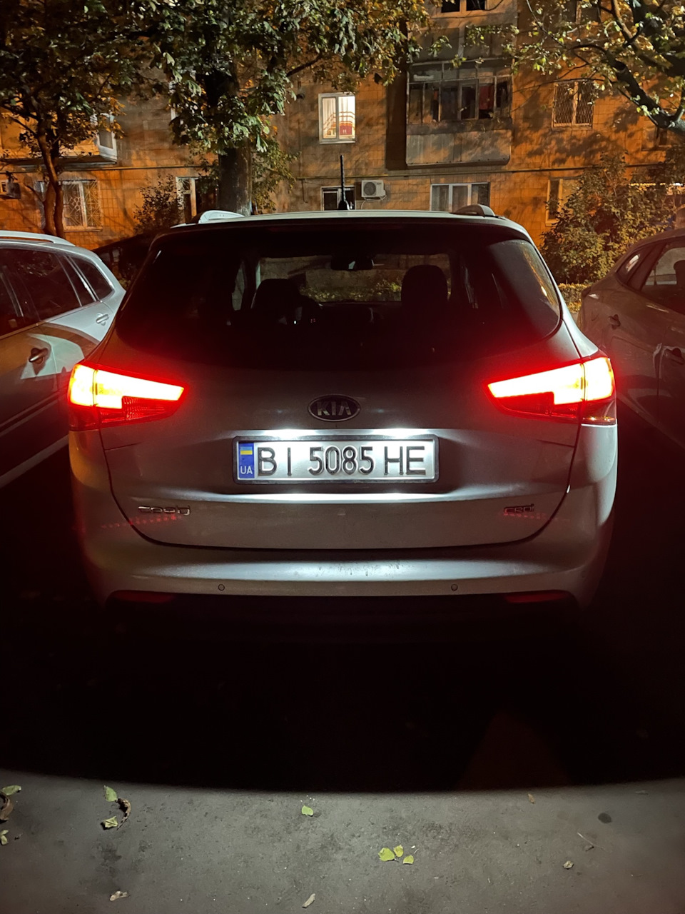 1) Заміна лампи підсвічування номерного знака 1