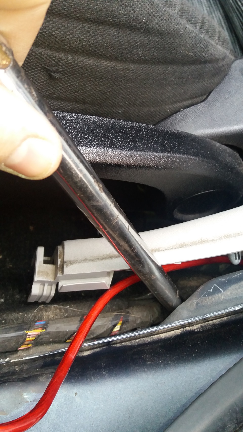 Самостійна установка активного саба в KIA CEED 4