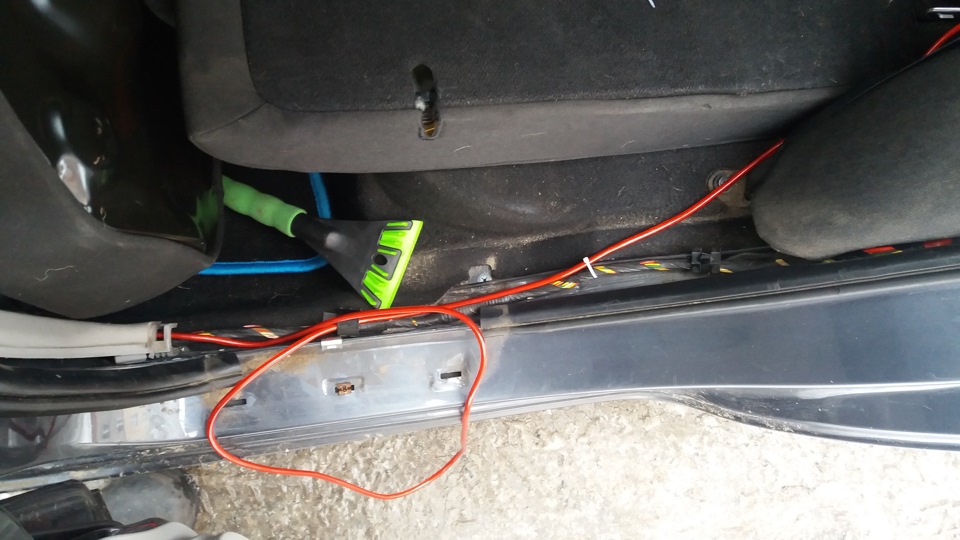 Самостійна установка активного саба в KIA CEED 2