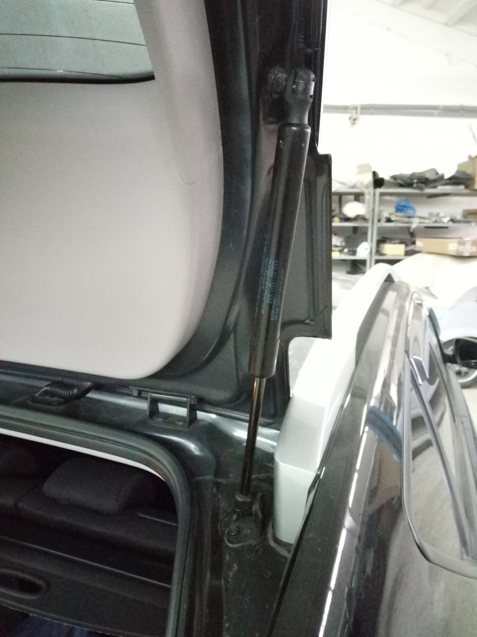 Амортизатори кришки багажника Ceed SW 1