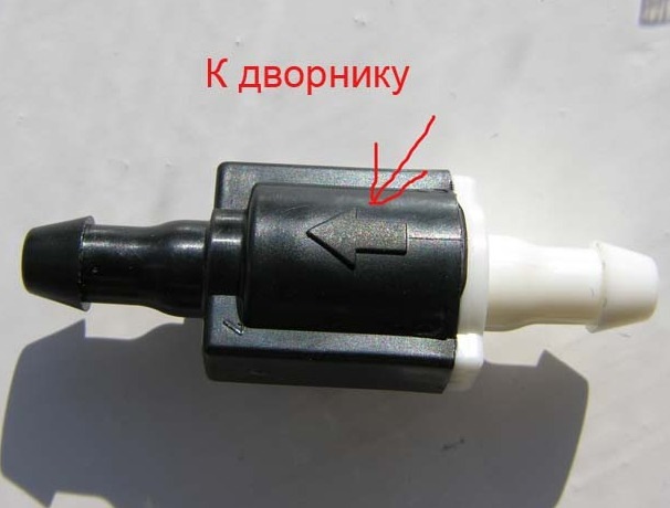 встановив клапан системи омивача 3