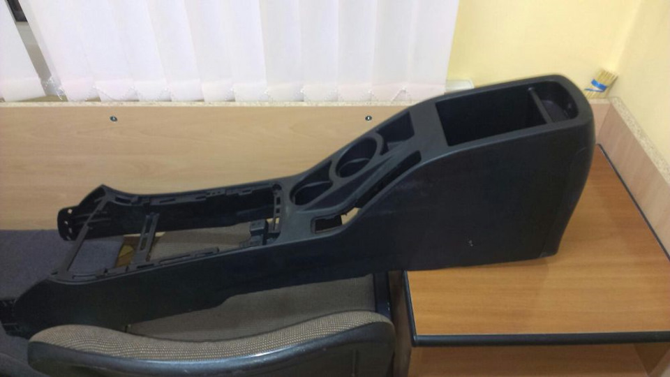 заміна центральної консолі з підлокітником 1