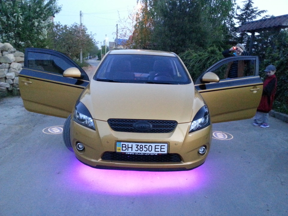 проекція логотипу KIA у двері 4