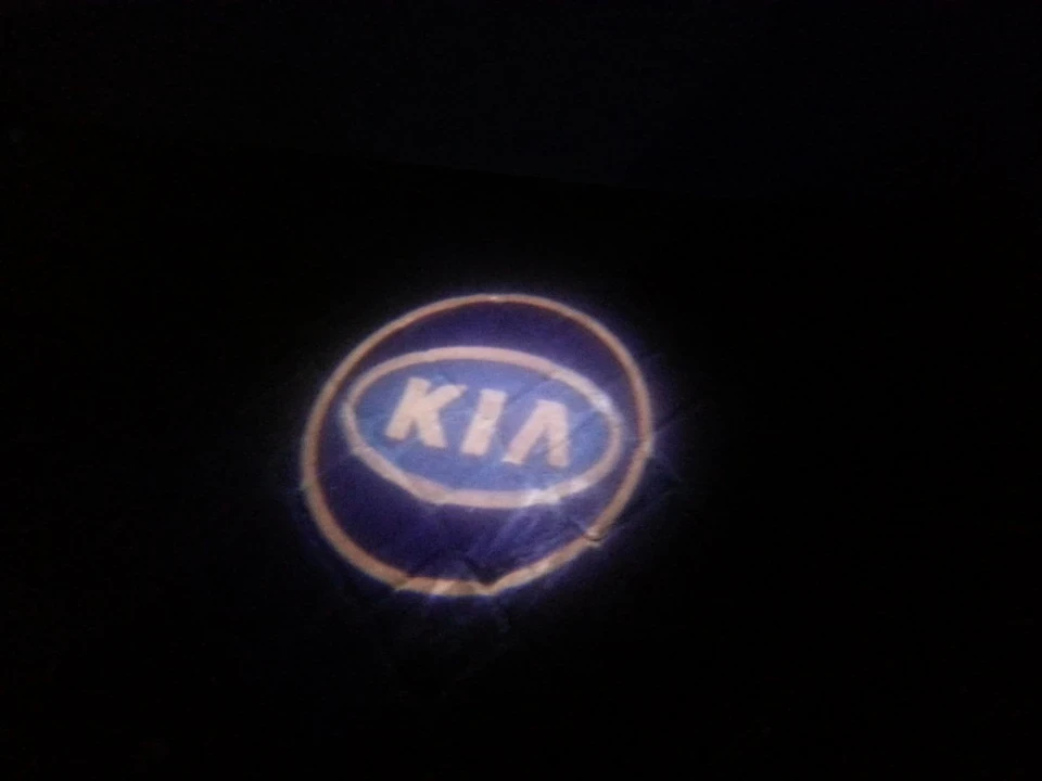 проекція логотипу KIA у двері