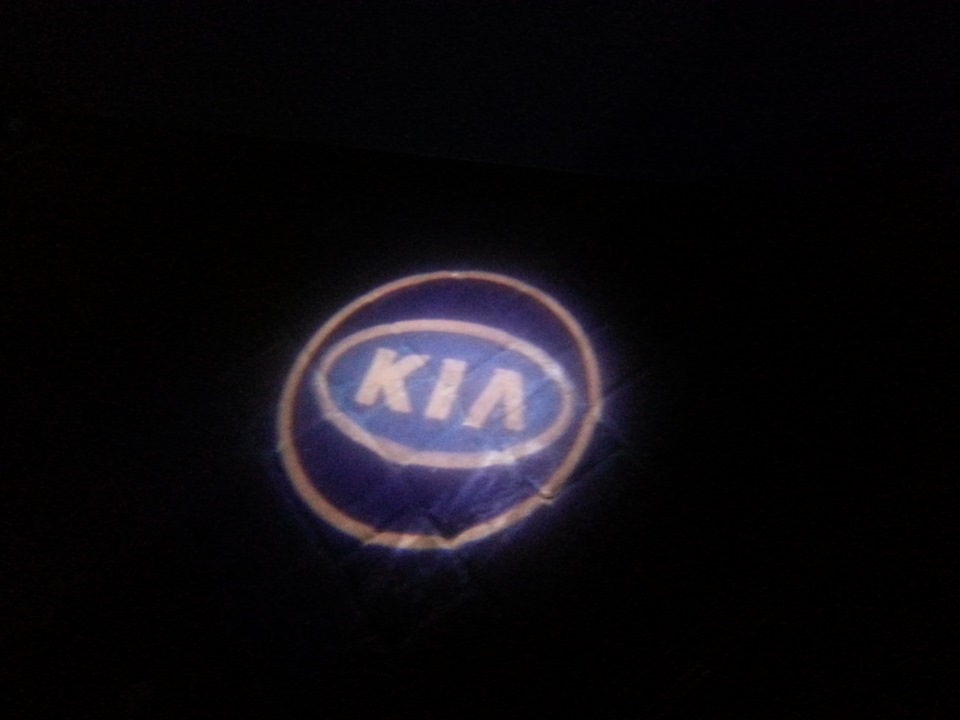 проекція логотипу KIA у двері 1
