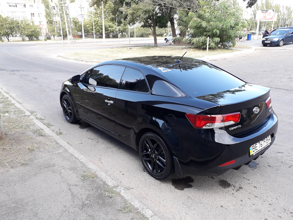 Зняв накладки колісних дисків 1