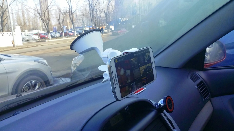 Тримачі смартфона в автомобіль 2