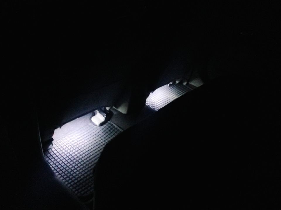 LED підсвічування багажного відсіку та підсвічування ніг у салоні 3