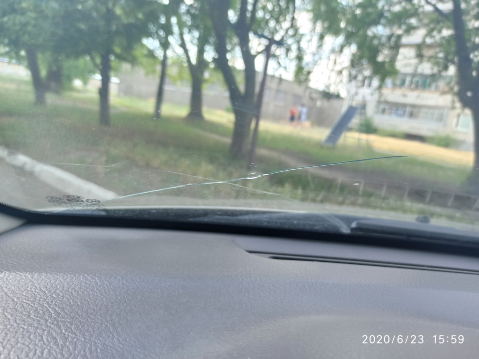 Тріщина на лобовому склі... 1