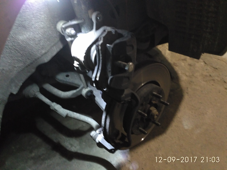 Заміна передніх гальмівних колодок 5
