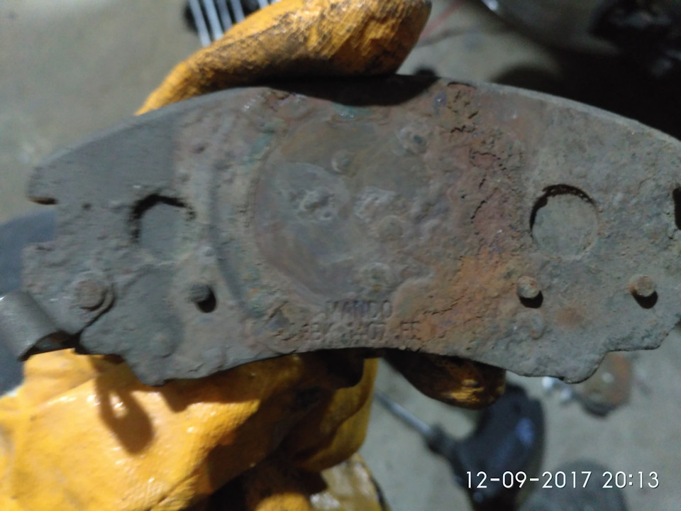 Заміна передніх гальмівних колодок 2