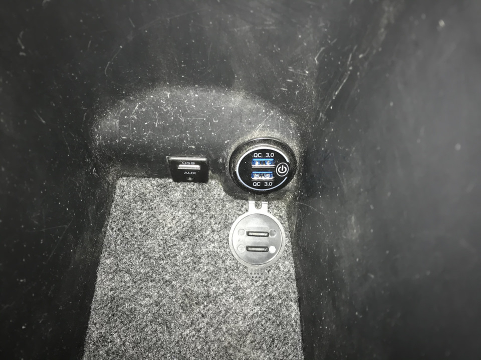 Зарядка для телефону та usb & aux для магнітоли 1