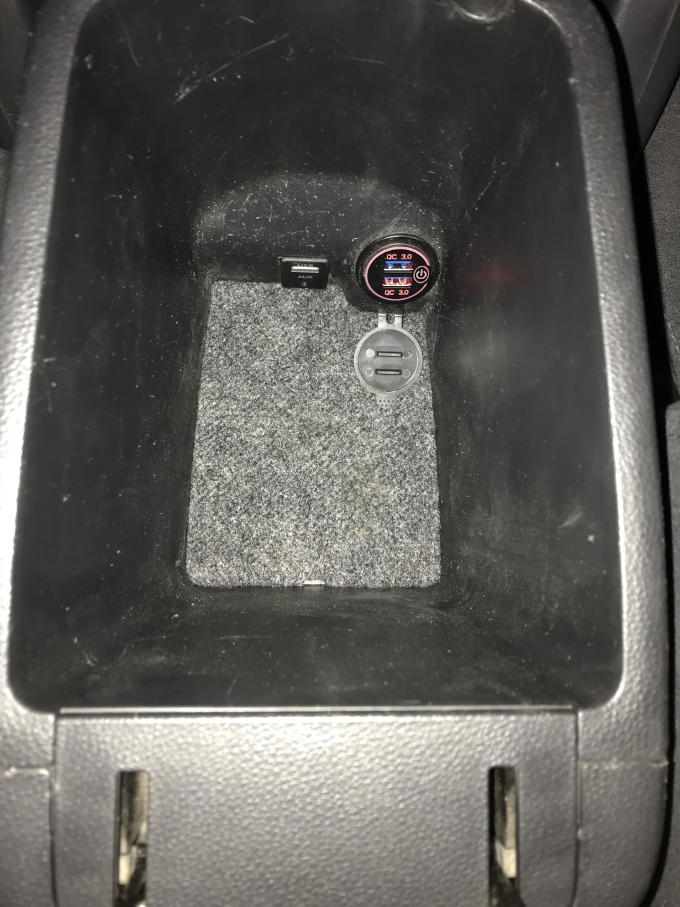 Зарядка для телефону та usb & aux для магнітоли 2