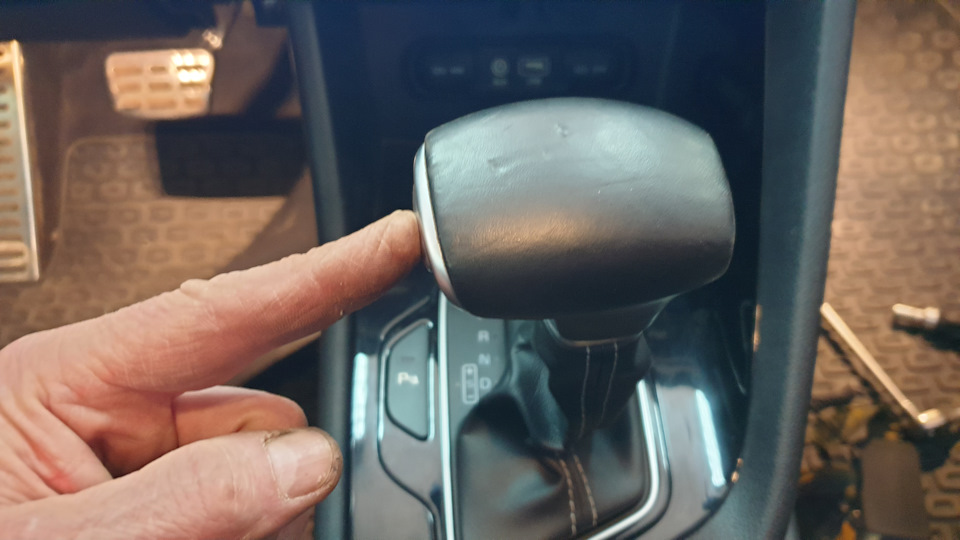 Демонтаж центральної консолі Kia Niro 3