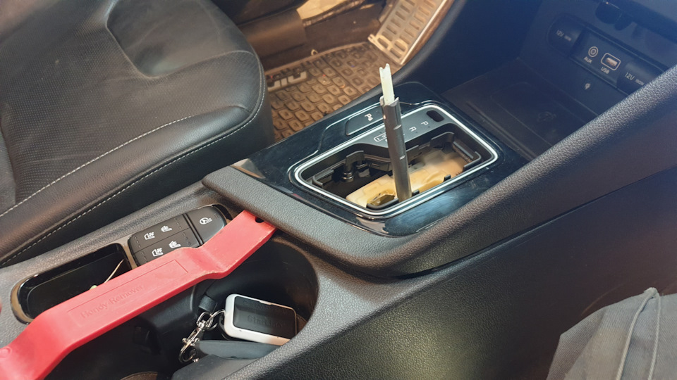 Демонтаж центральної консолі Kia Niro 5