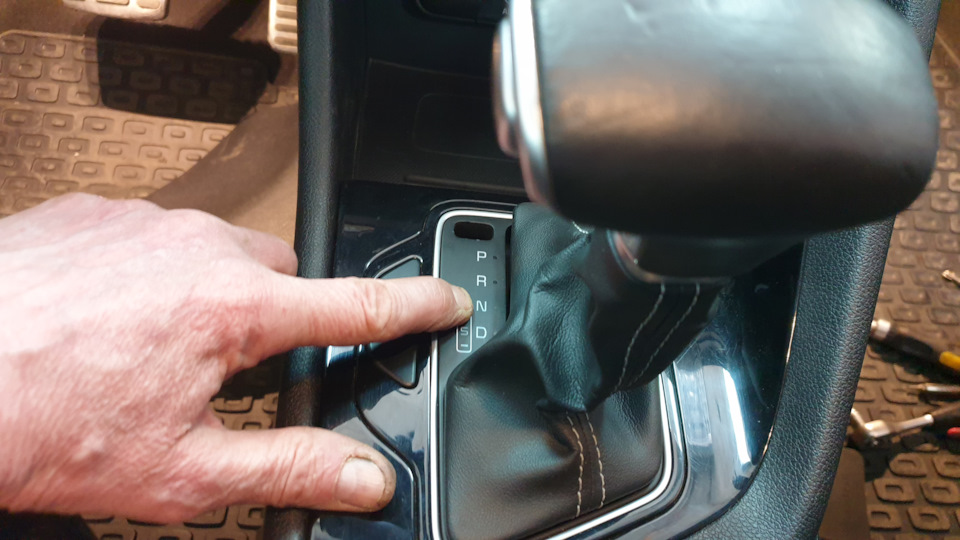 Демонтаж центральної консолі Kia Niro 2