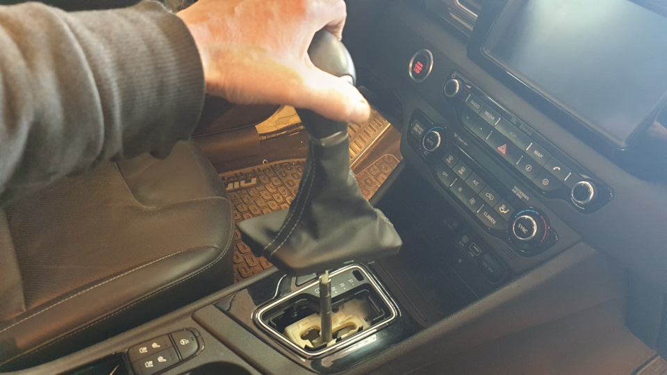Демонтаж центральної консолі Kia Niro 4