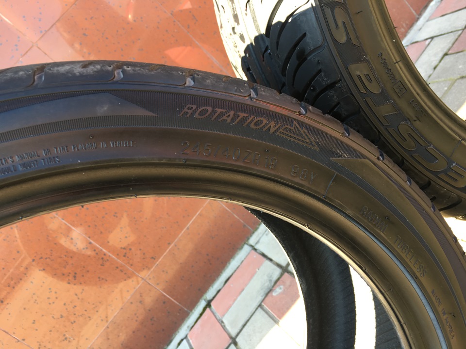 Продам пару нових покришок Kumho ecsta spt ku31 4