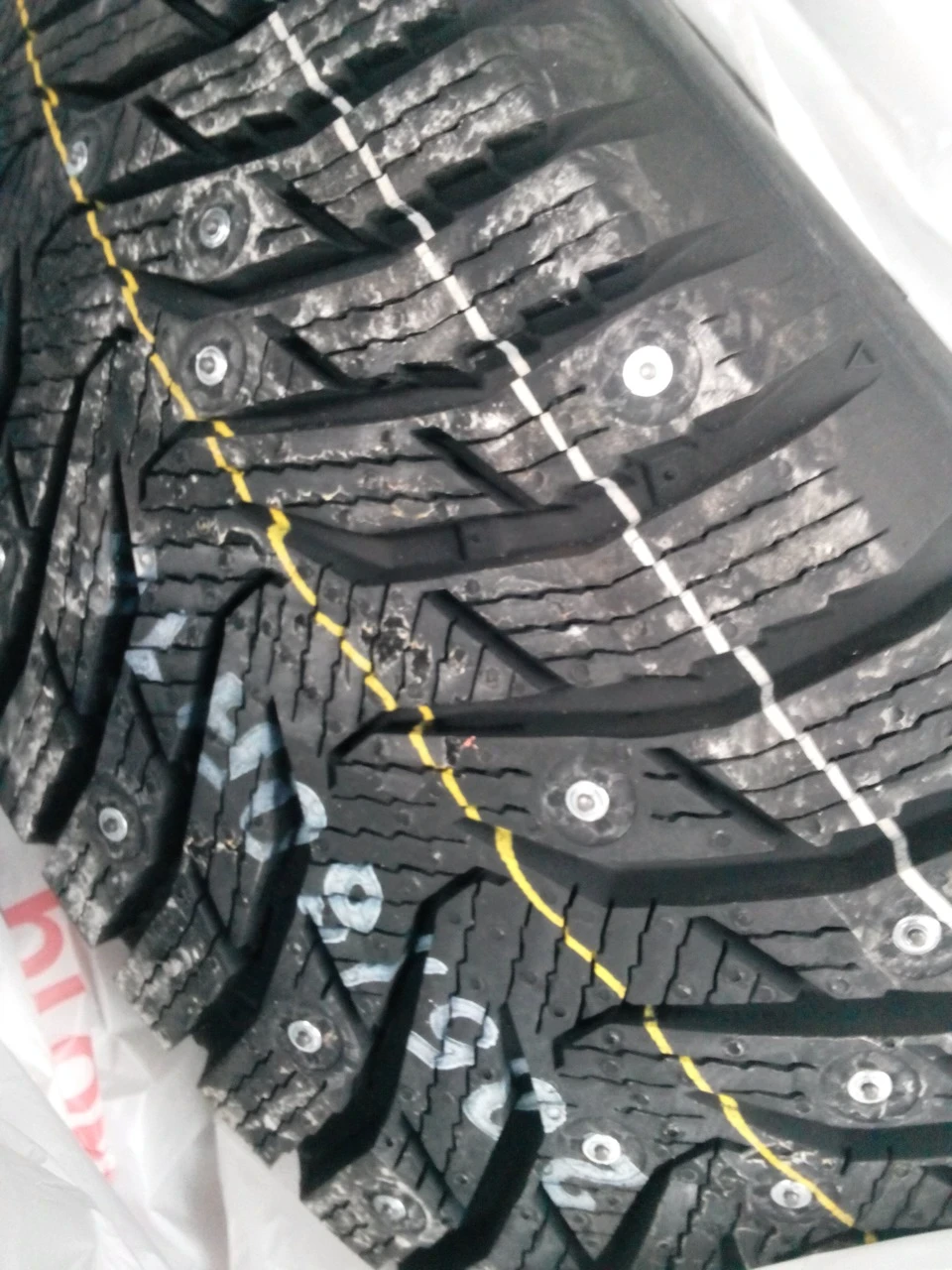 Зимові шини Kumho Wi31 розмір 205/60 R16