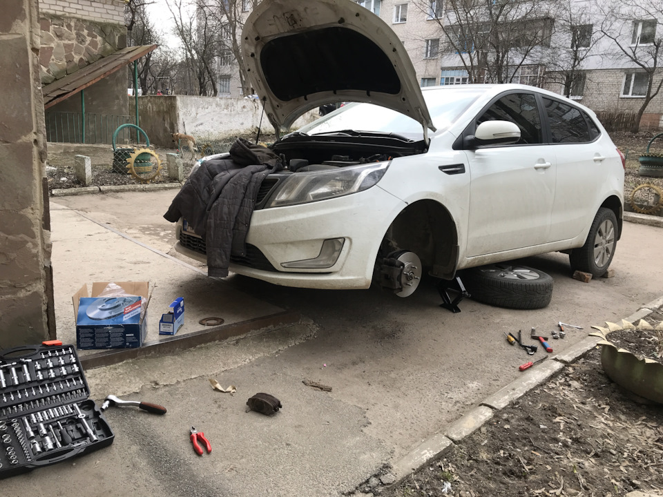Заміна передніх гальмівних дисків та колодок 2