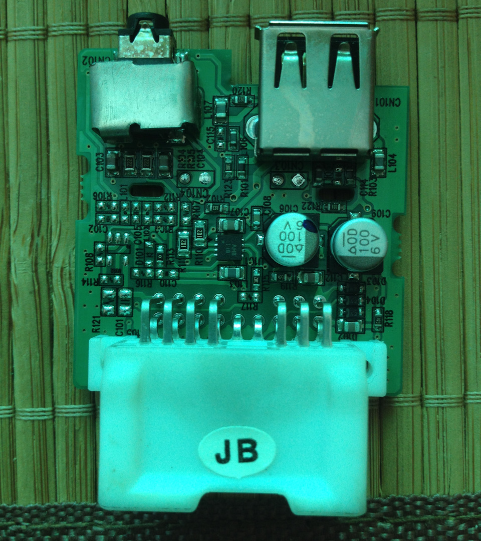 Штатна панель USB/AUX 2
