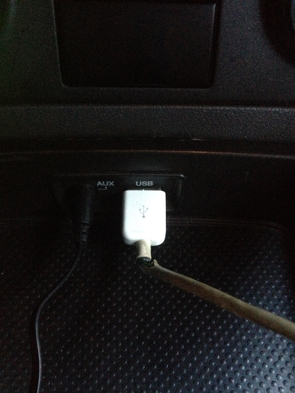 Штатна панель USB/AUX 4
