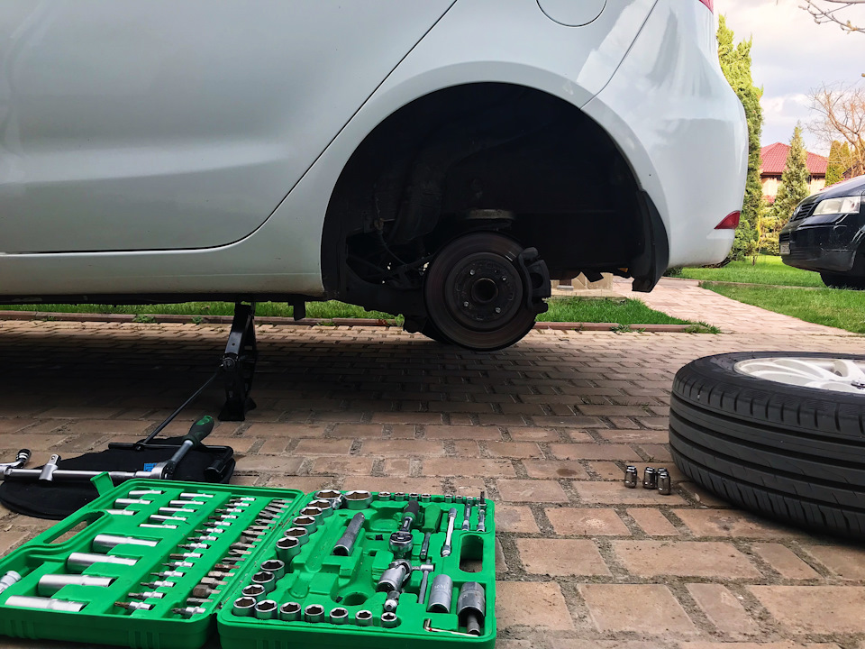 Як поміняти задні колодки Kia Rio 3 4