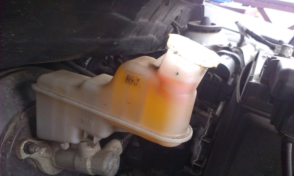 64.KIA RIO III (NEW 2012); Повна заміна гальмівної рідини. Прокачування гальм та зчеплення на СТО. 3