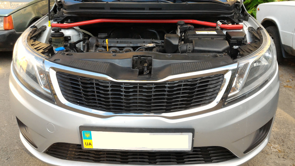 99.KIA ​​RIO III (NEW 2012): Встановлення підсилювача передніх стійок Rikkar (розпірка). 1