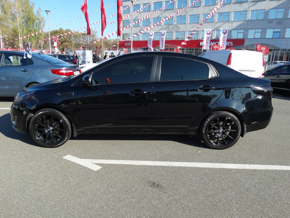 25) Друг продає диски на KIA RIO R17 4