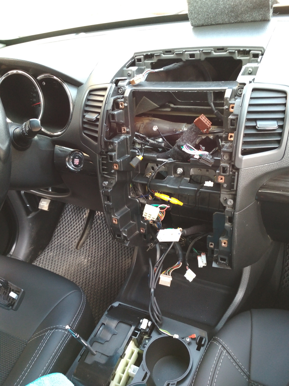 Заміна магнітоли Kia Sorento XM V6 AWD 3,5 літра 277 к.с. 2013р 3