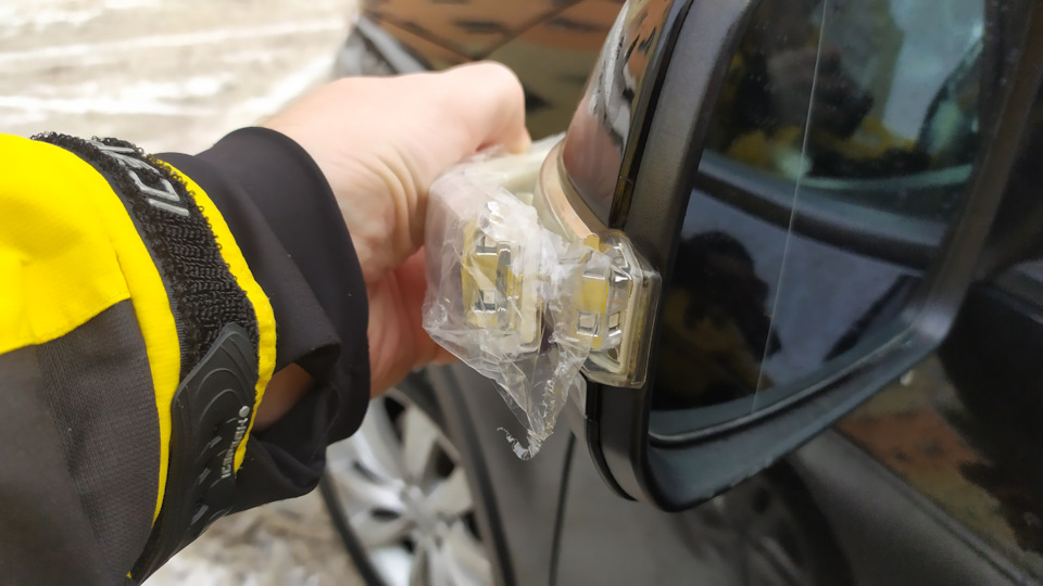 Заміна лівого повторювача повороту в дзеркалі Kia Sorento 2