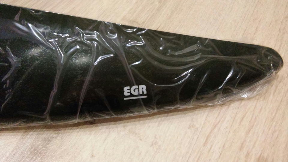 Дефлектор капота EGR 2