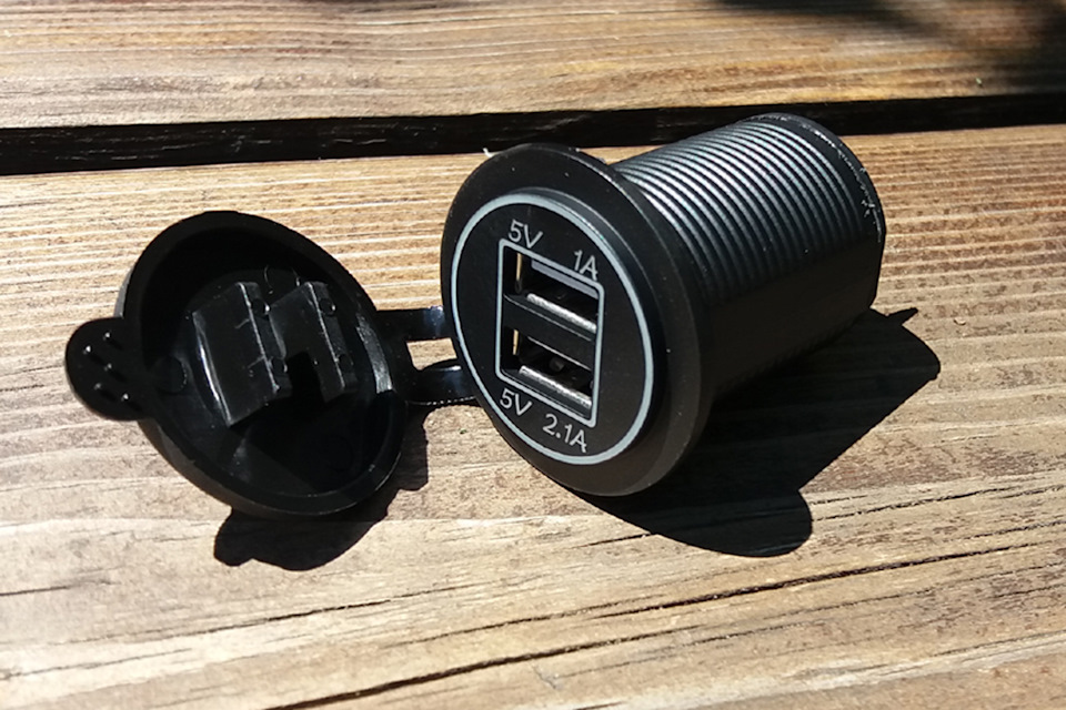 USB заряджання в підлокітник. 1