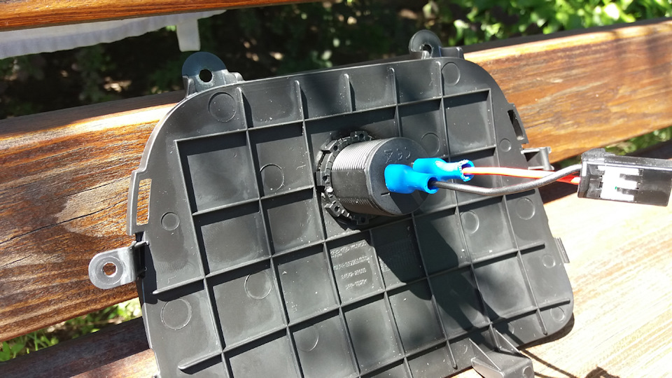 USB заряджання в підлокітник. 4
