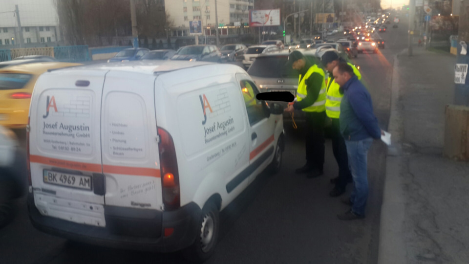 Не встиг купити термостат :) Зате прилетів у зад Рено 2