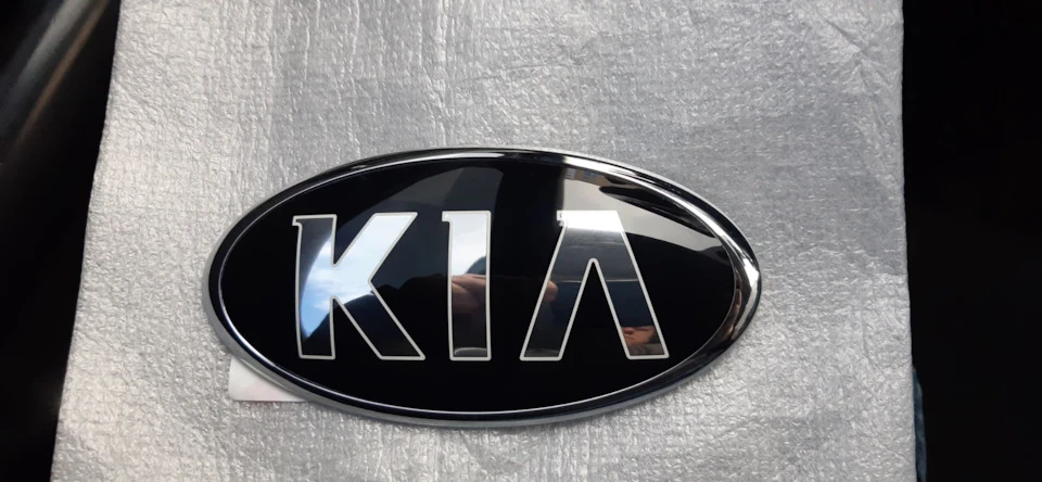 Заміна емблеми капота KIA.