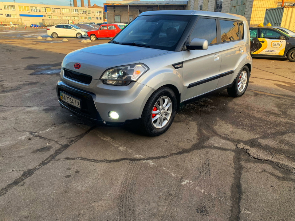 Накладка переднього бампера Kia Soul P83002K010 4