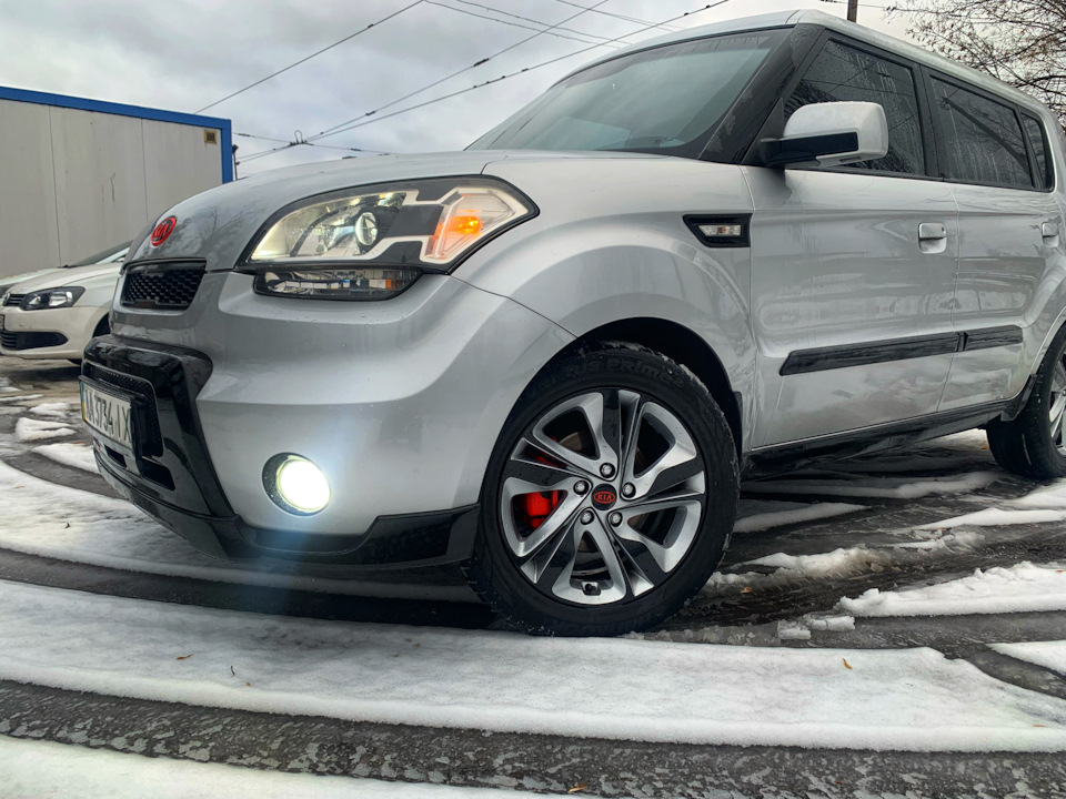 Накладка переднього бампера Kia Soul P83002K010 1